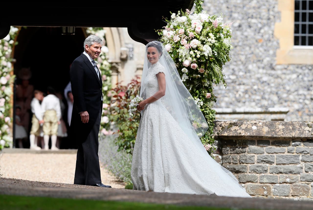 Listos la novia y su papá, Michael Francis Middleton, para entrar a la iglesia donde ya estaban todos los invitados.