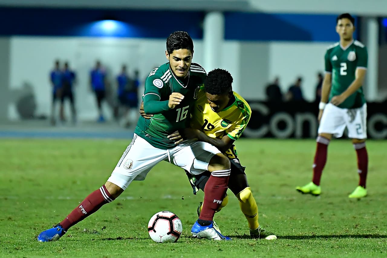 El partido comenzó con gran intensidad en el complejo deportivo de IMG Academy en Bradenton. Una selección mexicana propositiva, por un lado, y por el otro, una aguerrida oncena jamaiquina.