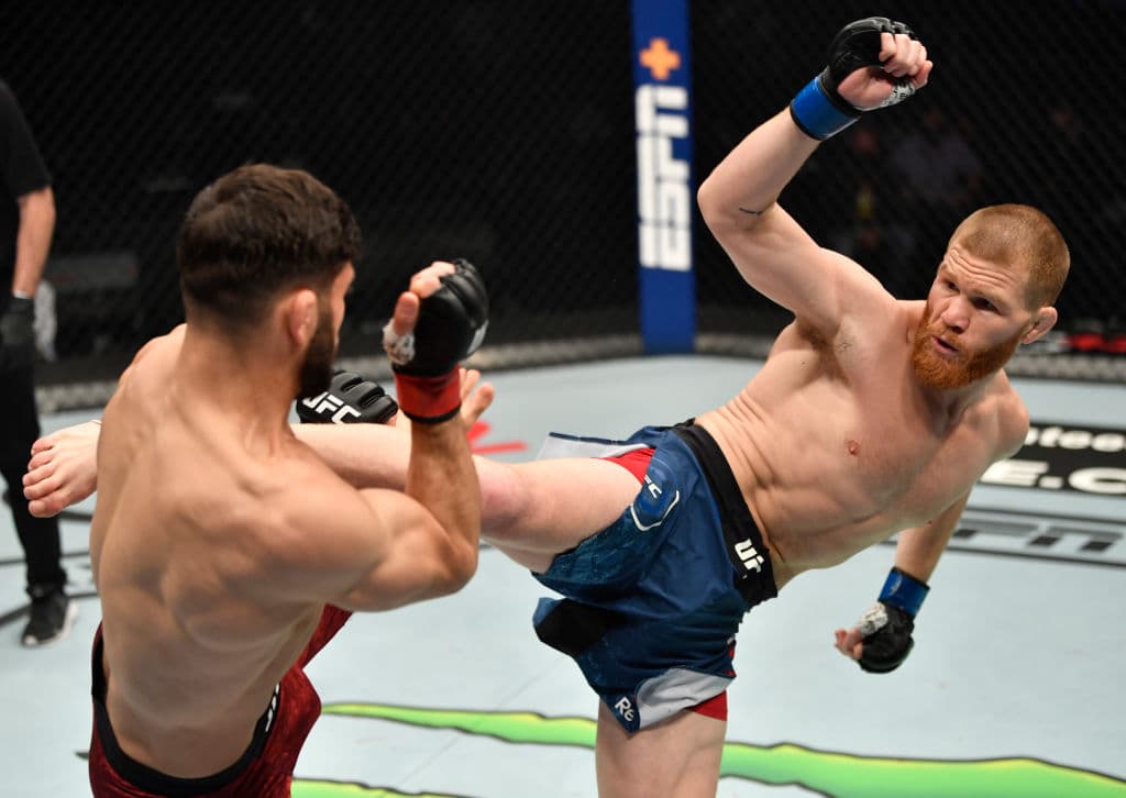 En combate de peso ligero, Tsarukyan venció por decisión unánime a Frevola.