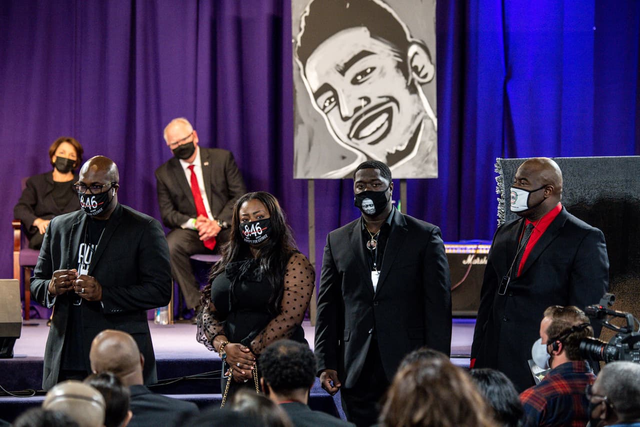 Miembros de la familia de George Floyd, entre ellos su hermano Philonise Floyd (a la izquierda) asisten al funeral
<a href="https://www.univision.com/noticias/difunden-el-video-del-arresto-y-muerte-de-daunte-wright-a-manos-de-la-policia-durante-una-parada-de-trafico-video">de Daunte Wright</a>. Cientos de personas asistieron a la ceremonia del joven muerto el pasado 11 de abril.