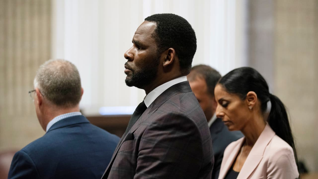Abuso sexual de niñas, pornografía infantil y extorsión: el cantante R. Kelly es detenido de nuevo en Chicago