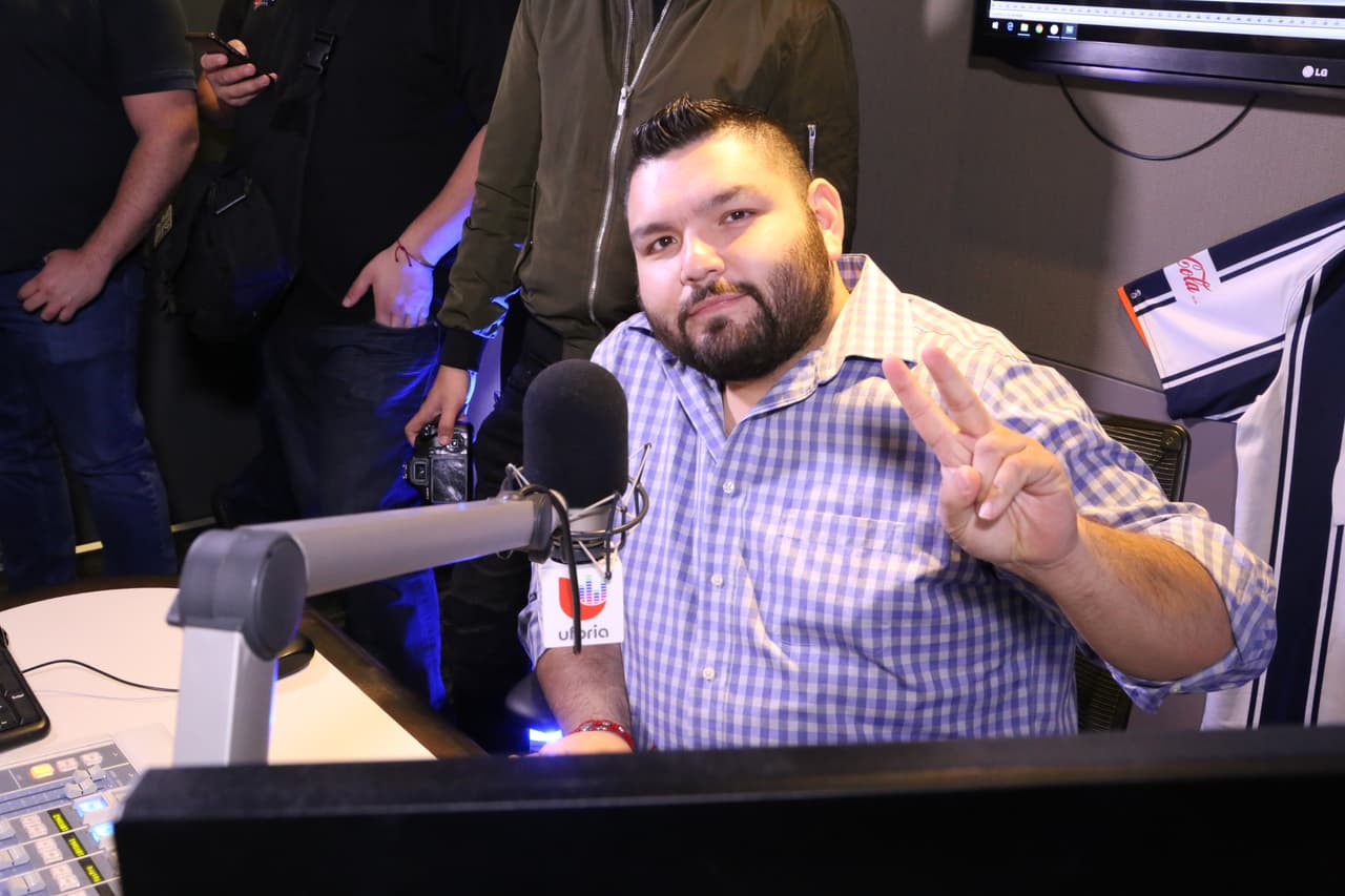 <b><a href="https://www.univision.com/temas/el-tambochi">El Tambochi</a></b> quiso hacer una broma al aire con 
<b>Grupo H-100</b>.