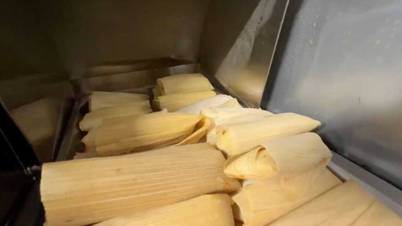 El Tamala, dice que es 
<b>un tamal en honor a Kamala Harris</b>. Este tamal tiene papa, chícharo, pimiento rojo y zanahoria. 
<br>
<br>“Tamal lleno de esperanza, de sentimiento y de frustración. No es un simple tamal”, aclara Doña Conchita. 
<br>