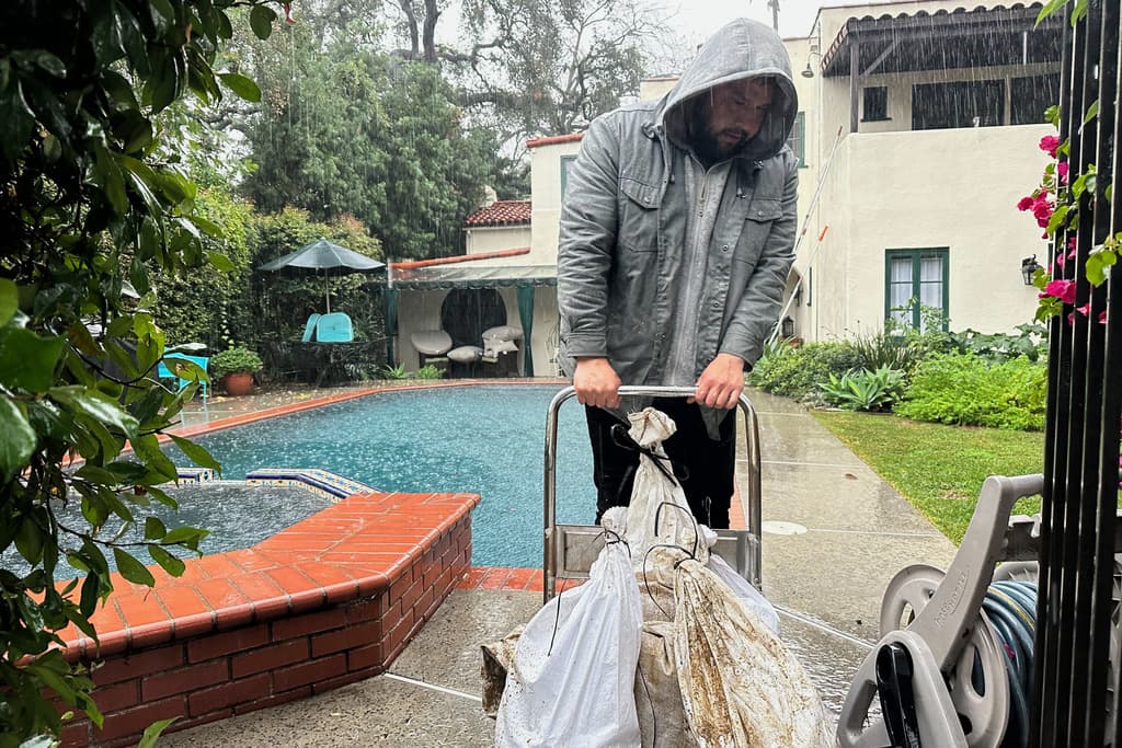 Mientras tanto, en 
<b><a href="https://www.univision.com/local/los-angeles-kmex/catastrofe-escondida-los-deslaves-el-nuevo-peligro-para-las-victimas-de-los-incendios-en-los-angeles-video" target="_blank">Altadena, donde los incendios provocaron pérdidas multimillonarias a comienzos del año</a></b>, los vecinos tuvieron que buscar arena para protegerse de las inundaciones esta Navidad.