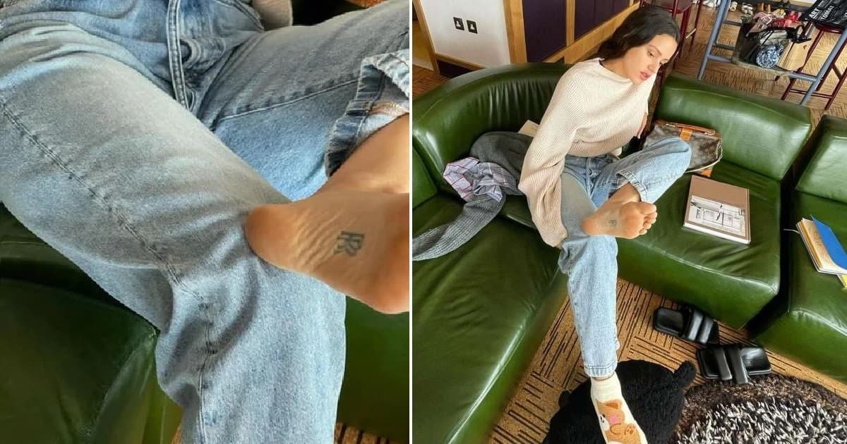 Ella mostró en sus redes sociales el tatuaje que se grabó en la planta del pie, donde ahora lleva las letras RR por las iniciales de sus nombres, Rosalía y Rauw.