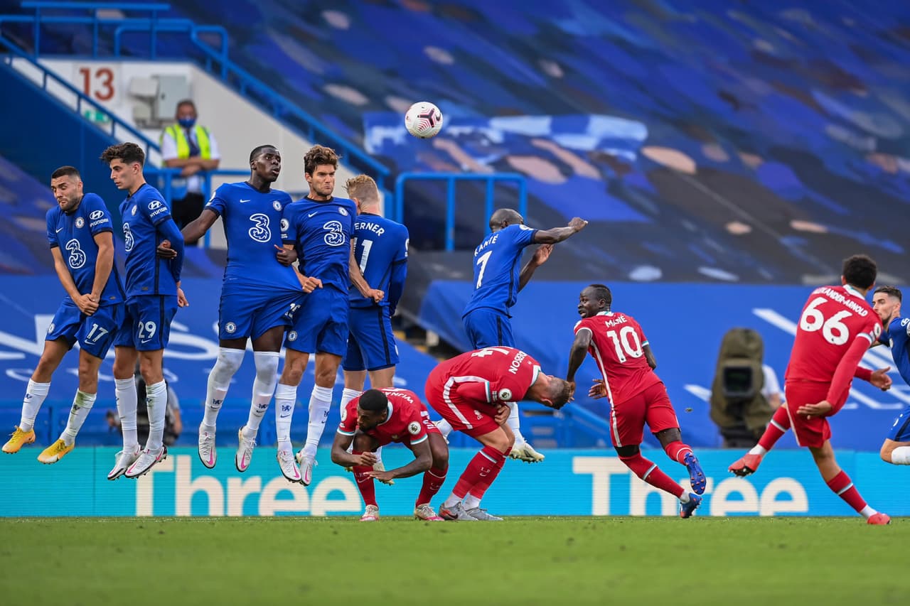 Thiago dispara y pasa muy cera de la portería de Kapa.