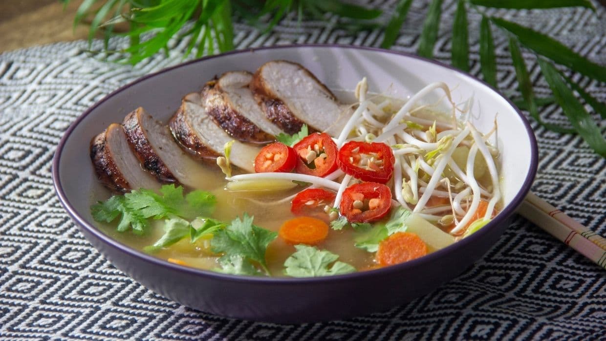 Sopa de pollo asiática