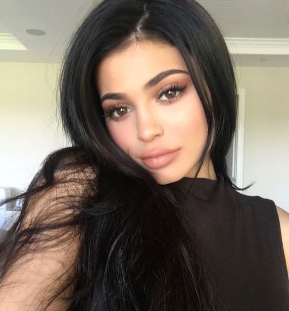 KYLIE JENNER
<br>Regresó a su tono de cabello natural y mandó gracias