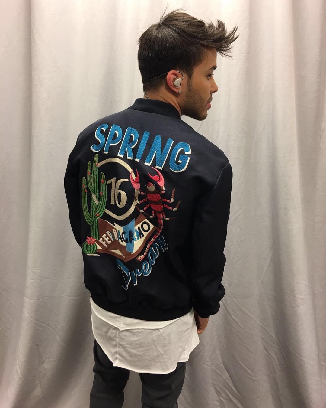 A veces lo utiliza con unas mechas más claras.