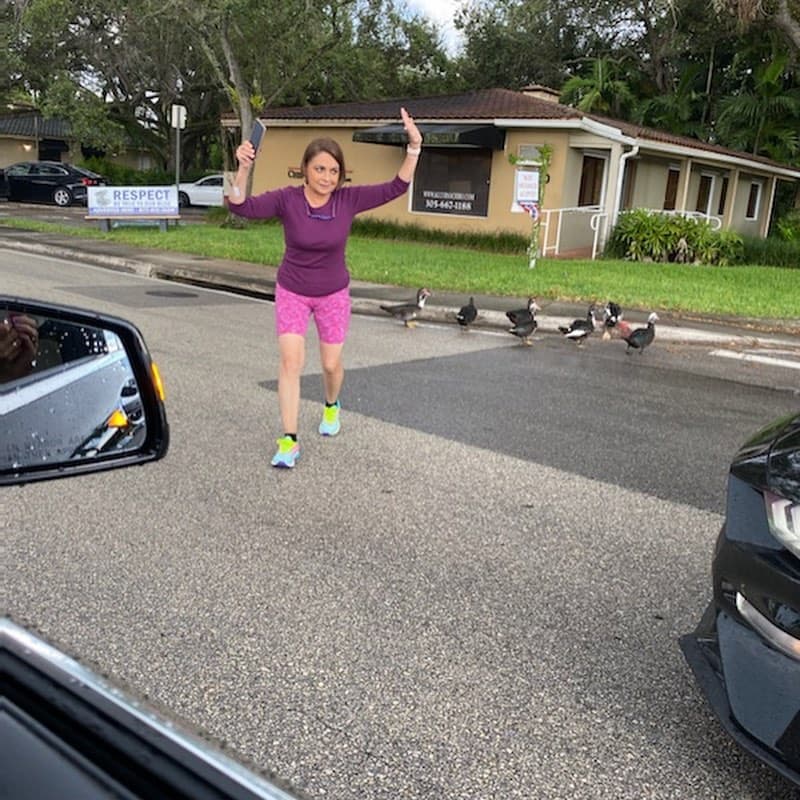 Y disfrutamos de ayudar. Nuestra MAC no solo resuelve junto a su ejército, o nos da recetas buenísimas por poco dinero. También salió al rescate de una familia de patos al cruzar la calle.