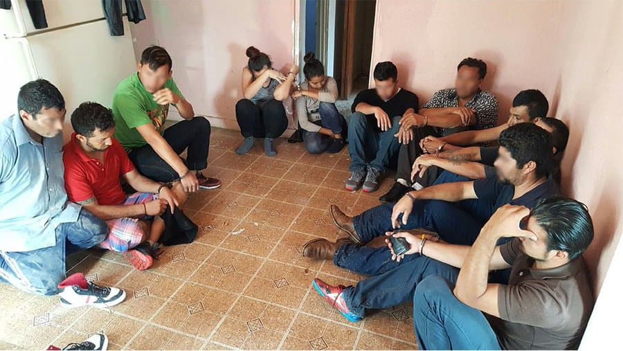 A principios de febrero de 2017, las autoridades encontraron a 11 inmigrantes en una vivienda en la ciudad de Eagle Pass, cerca de la zona limítrofe con México. Se trataba de ocho mexicanos, una hondureña, y un hombre y una mujer salvadoreños.