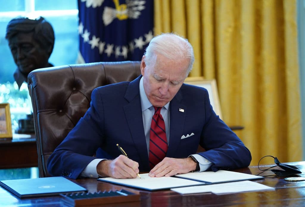 El poder de la firma: Biden establece récord de órdenes ejecutivas en el arranque de su gobierno