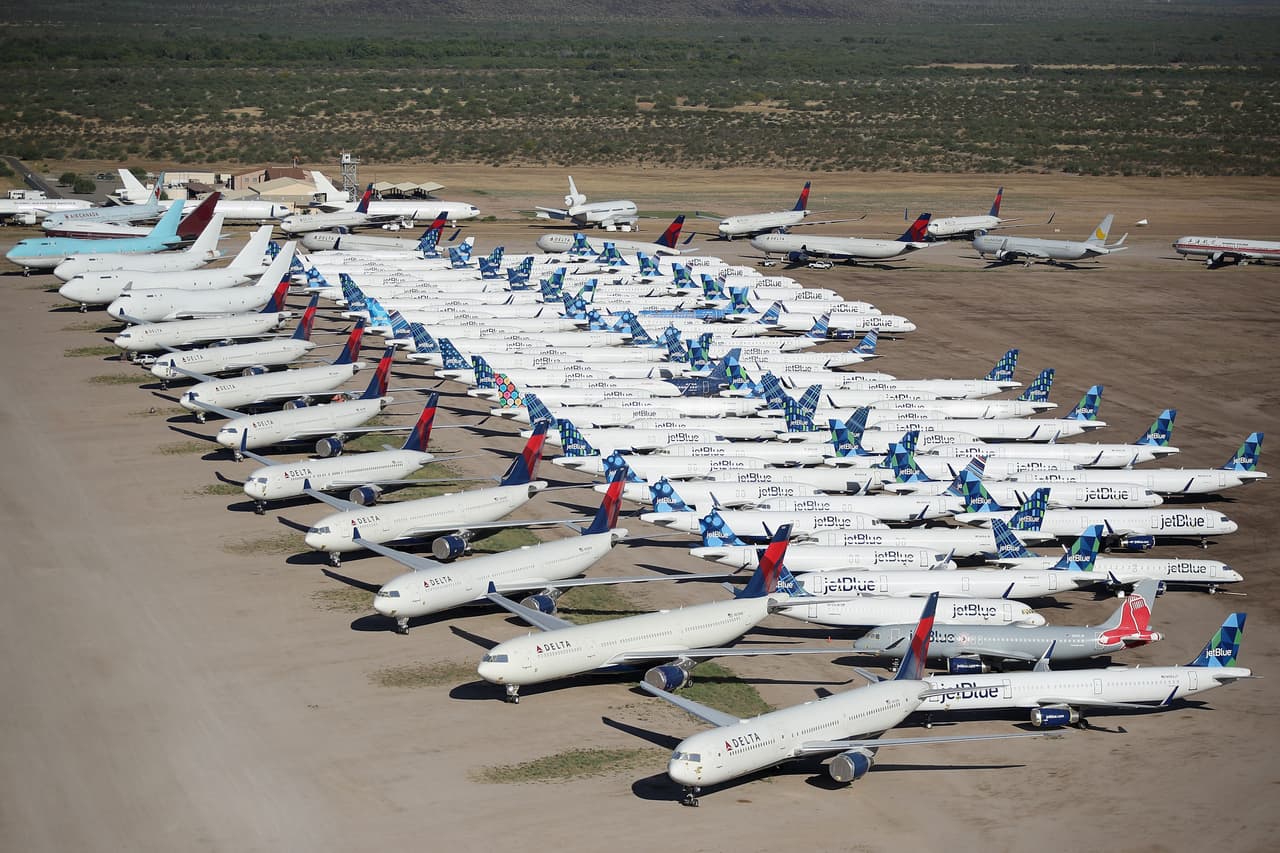 Imágenes aéreas de los aviones que se encuentran estacionados en el Pinal Airpark en Marana, Arizona.