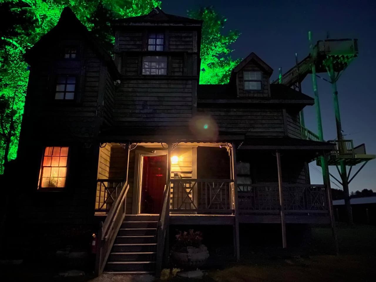 <b><a href="https://spookywoods.com/" target="_blank">Kersey Valley Spookywoods (Archdale)</a></b>: Spookywoods ha existido desde 1985 y ha sido aclamado a nivel nacional. Se clasificó entre las principales atracciones embrujadas de USA Today de 2021 en Estados Unidos. El equipo de Spookywoods trabaja todo el año para asegurarse de traer nuevos sustos cada temporada de Halloween.