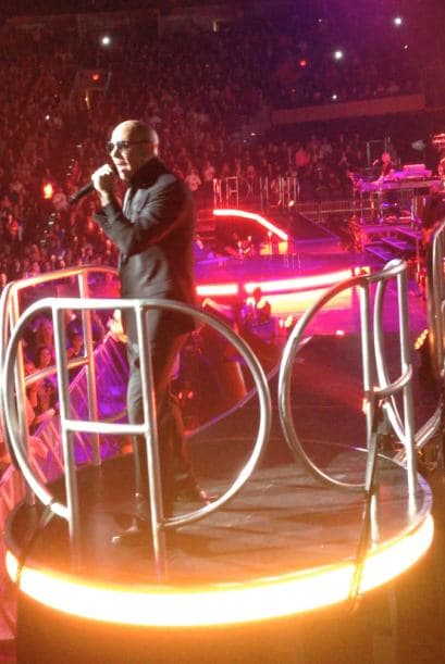 Con el US Airways completamente repleto, Pitbull y Enrique Iglesias hicieron retumbar el centro de Phoenix con un tremendo fiestón que duró más de 3 horas. En el concierto, estaban presentes celebridades como Jessica Cediel del Gordo y La Flaca y William Valdes de Despierta America, entre otros. Durante el show, los fans enloquecieron y corearon los éxitos de ambos artistas. Enrique Iglesias, hasta saltó del escenario para interactuar con su público y tomarse selfies con ellos.