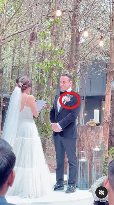 Carlos Ponce también llevó una en la solapa de su traje al estilo de la década de 1950.