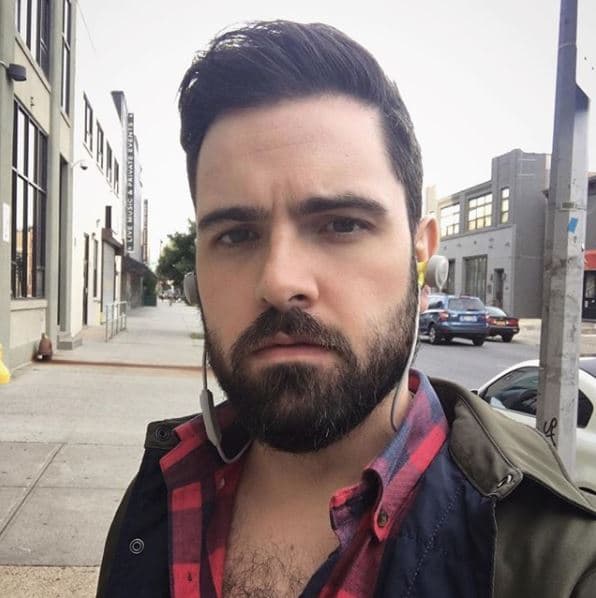 Los siguientes días, Adam pasó horas rastreando en internet muertes en su vecindario relacionadas con el nombre David y estantes de tienda, sin encontrar resultados.