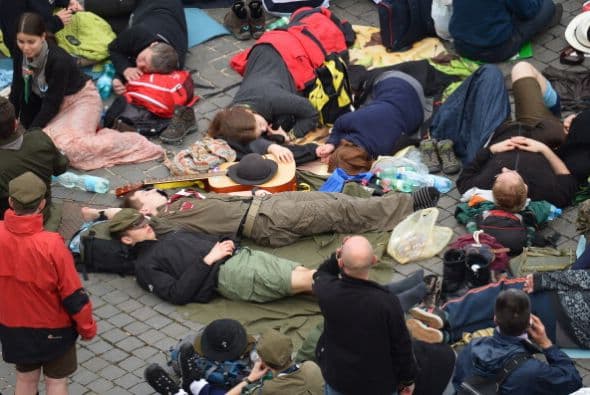 Cientos estaban sobre colchones inflables y colchonetas a lo largo de calles laterales que conducen a la plaza.