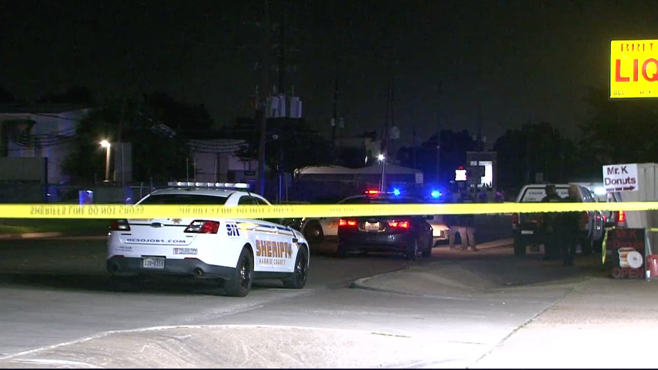 Al llegar al lugar de los hechos, hallaron a dos hispanos de aproximadamente 20 años con varios impactos de bala.