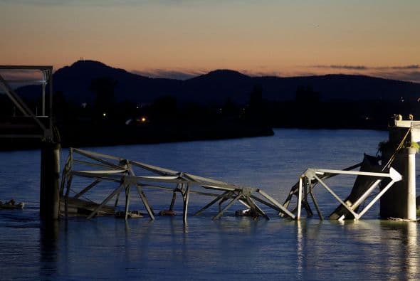 El camión logró cruzar el puente y el conductor permaneció en el lugar y cooperó con los investigadores.