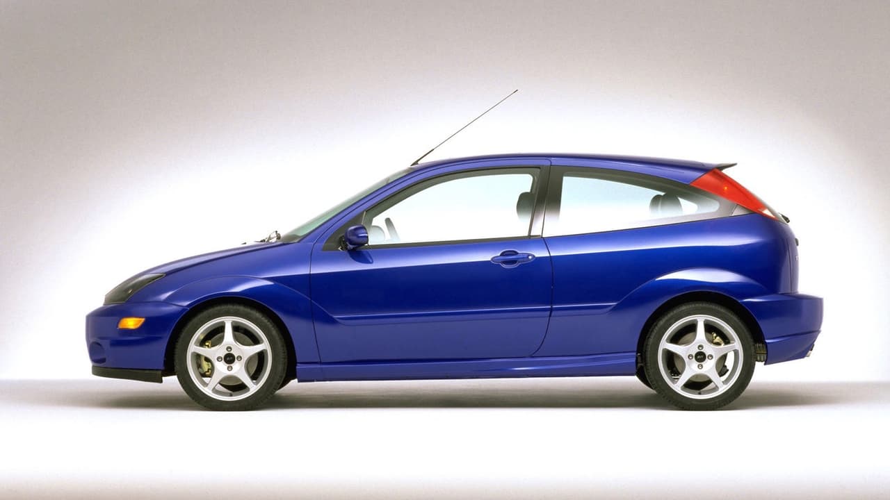 <h3 class="cms-h3-H3">15. Ford Focus</h3>
<br>
<br>El actual compacto mundial de Ford a punto de estrenar su cuarta generación ha contado con gran éxito y aceptación en Europa, pero solo con éxito moderado en Estados Unidos donde sus ventas han caído víctimas de la preferencia del público estadounidense por las camionetas SUV y su irracional aversion a los hatchbacks. Ford, que ha vendido más de 13 millones de unidades del Focus a nivel mundial, dejará de construir el modelo en Estados Unidos en 2019. Ford reducirá la línea Focus en Estados Unidos a una sola versión, la cual será importada de China.
<br>
<br>
<b>Año de estreno</b>: 1998 en Europa, final de 1999 en Estados Unidos.
<br>
<b>Año de salida</b>: Aún es producido.