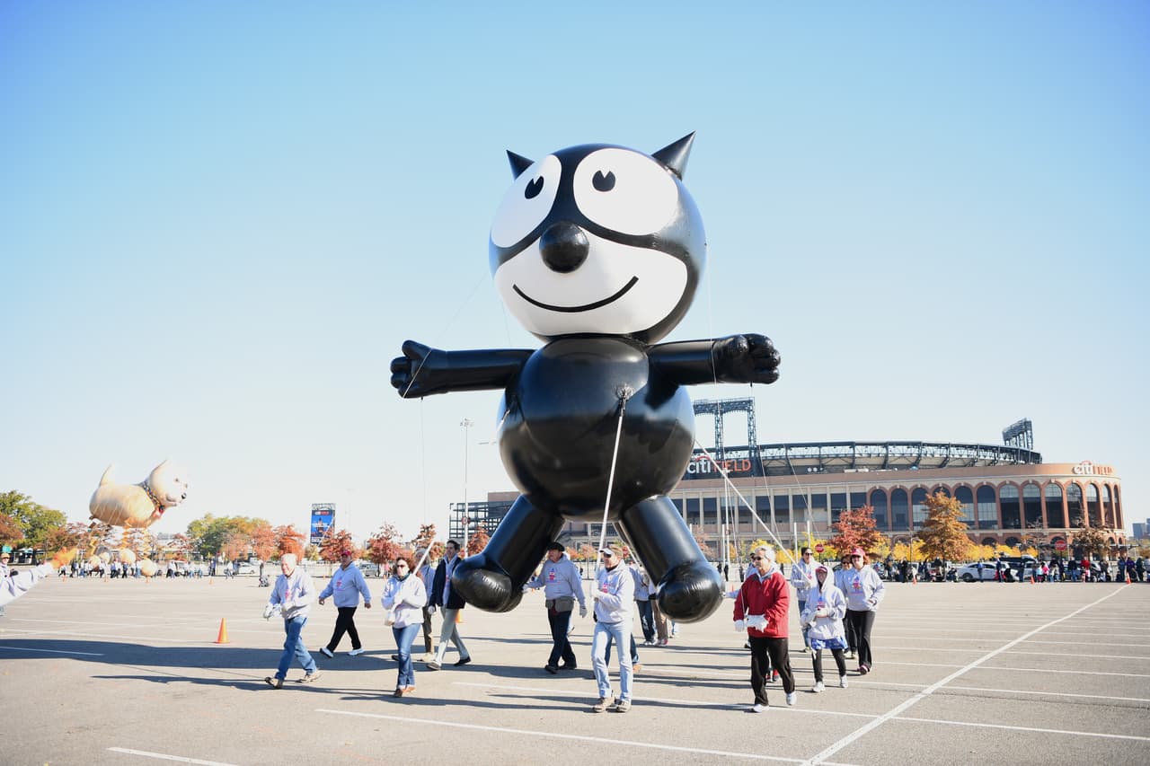 Este año regresa a formar parte del desfile el globo de El gato Félix, que debutó por primera vez el evento en el 1927.