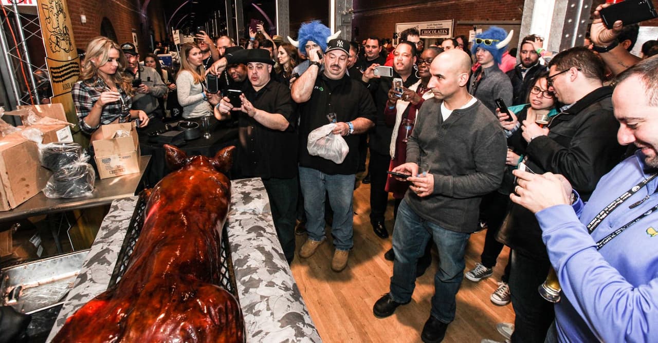 <b>Evento</b>: 15th Annual Beer, Bourbon and BBQ Festival
<br>
<b>Fechas</b>: 4 y 5 de agosto
<br>
<b>Lugar</b>: Koka Booth Amphitheatre. 8003 Regency Pkwy. Cary, NC. 27518
<br>
<b>Sitio web</b>:
<a href="https://cary.beerandbourbon.com/">https://cary.beerandbourbon.com/</a>
<br>
<br>La entrada te compra un vaso de muestra de recuerdo para que puedas disfrutar de una muestra de cerveza y bourbon a tu gusto, además de comer un poco de puerco desmenuzado, costillas, galletas y más, todo mientras disfrutas de música en vivo todo el día.