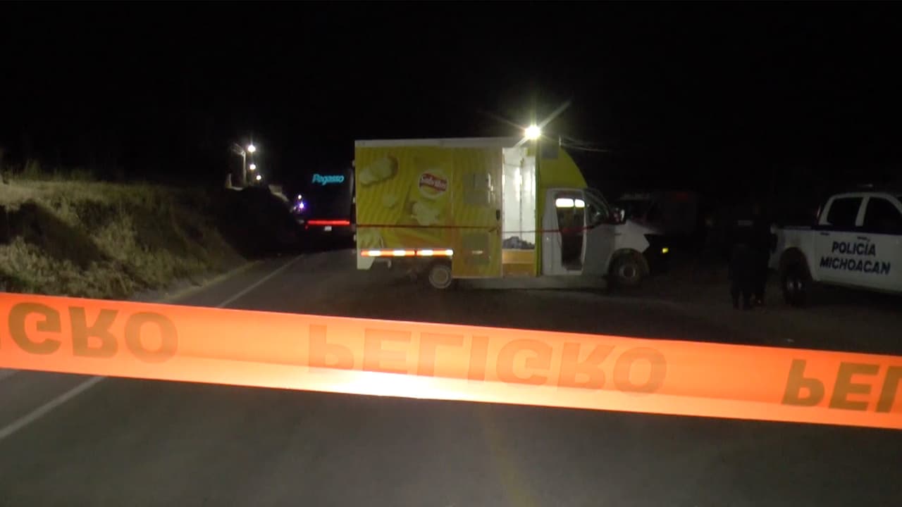 <b>Los sicarios habrían llegado al sitio ocultos en una camioneta de frituras.</b> Las autoridades confirmaron más tarde que la camioneta habia sido robada en el Estado de México, vecino al estado de Michoacán.
