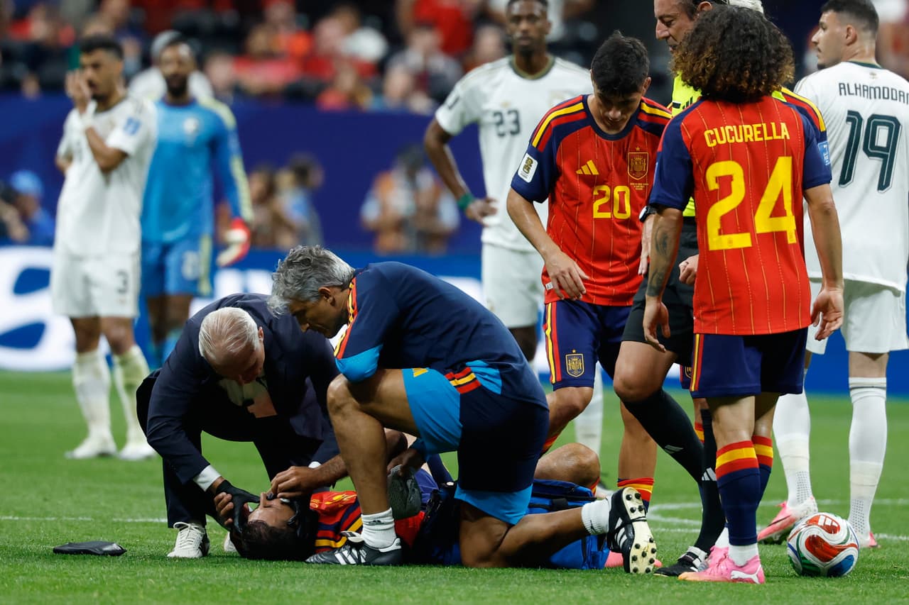 El español Rodri recibe asistencia durante los últimos minutos del partido.