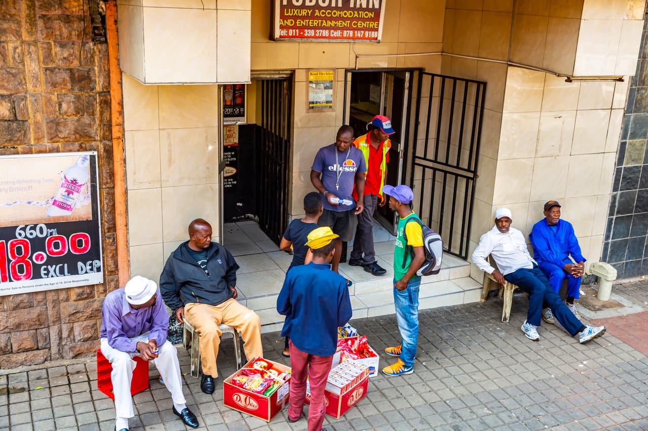 <b>Puesto 6. Johannesburgo, Suráfrica. </b>
<br>
<br>Horas de sol:
<b>3,124 al año.</b>
<br>
<br>Costo promedio de una botella de agua:
<b>0.82 dólares.</b>
<br>
<br>Costo promedio de la membresía en un gimnasio:
<b>24.28 dólares al mes.</b>
<br>
<br>Índice de contaminación:
<b>61.83 puntos</b>.
<br>
<br>Porcentaje de obesidad (en el país):
<b>28.30%</b>.
<br>
<br>Expectativa de vida (en el país):
<b>63.86 años.</b>