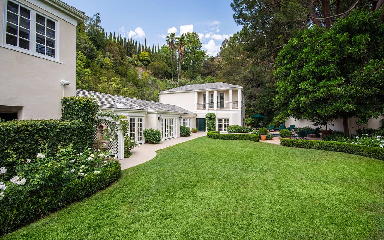 La nueva casa de la intérprete de 'Teenage Dream' se encuentra muy cerca de la mansión en donde vive desde 2007.