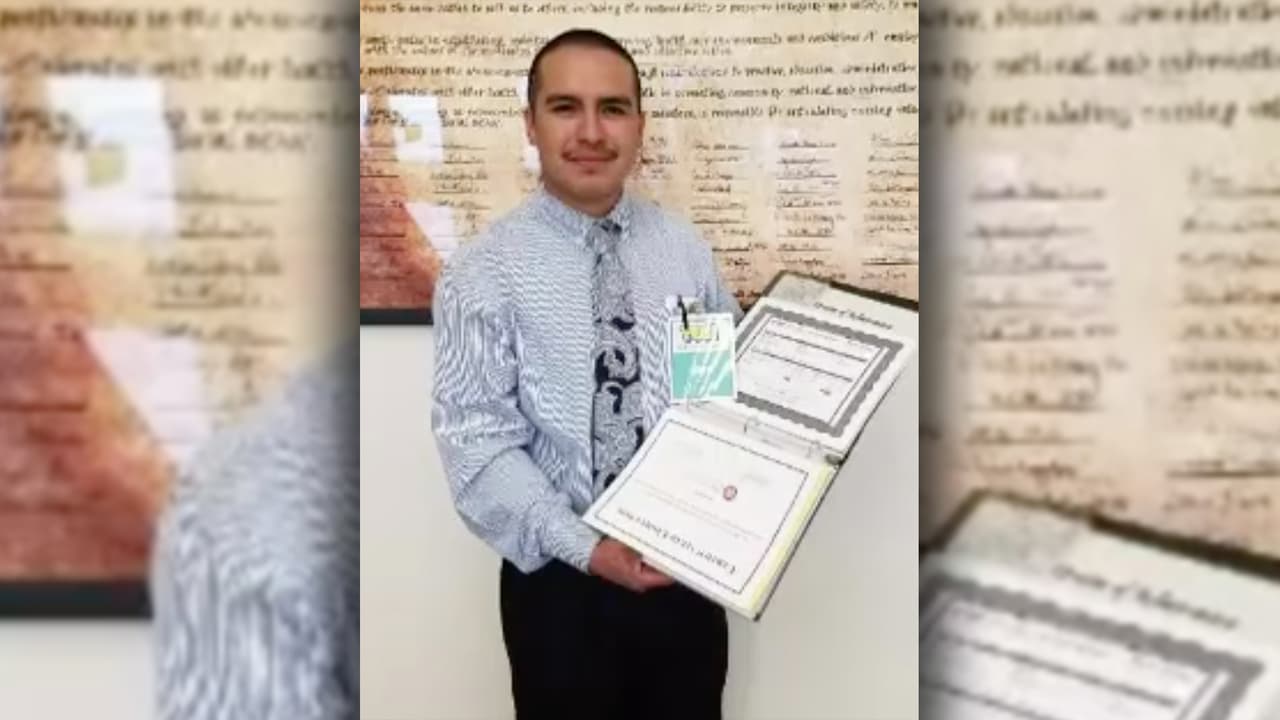 Jose Bello fue detenido por ICE tras leer un poema celebra fallo judicial que permite demandar a sus captores