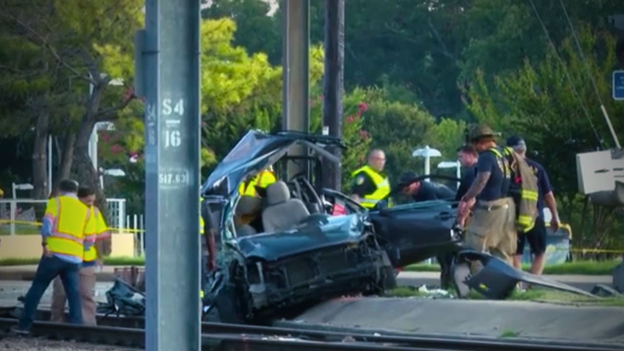 Un auto termina destrozado al intentar cruzar frente a un tren DART en Oak Cliff