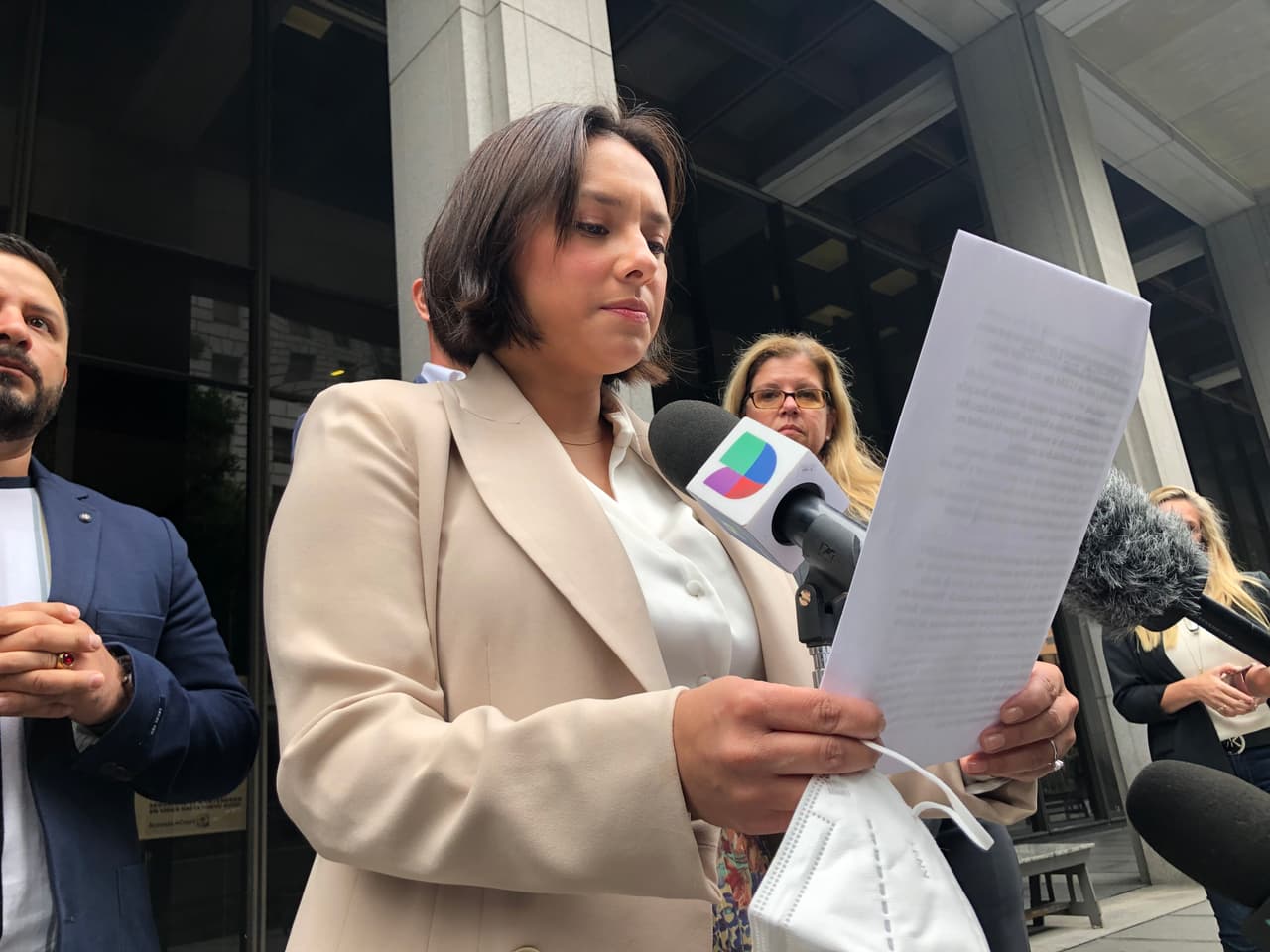 Sochil Martin habla en una conferencia de prensa afuera de la Corte Superior de Los Ángeles.