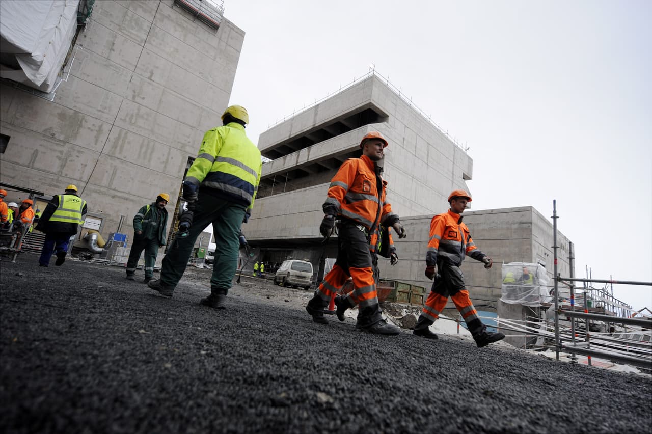 <b>Puesto 7. Obreros de centrales y subestaciones eléctricas.</b> Reciben un salario anual promedio de 80,200 dólares y hay 22,980 de estos empleados en EEUU. Este campo generalmente requiere capacitación en el trabajo y experiencia laboral relacionada.