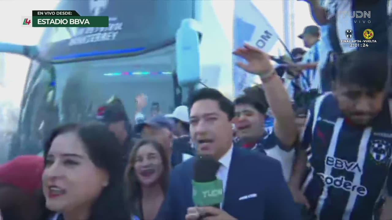 ¿Ayuda divina? Padre bendice la cancha de Rayados para la Final de Liga MX