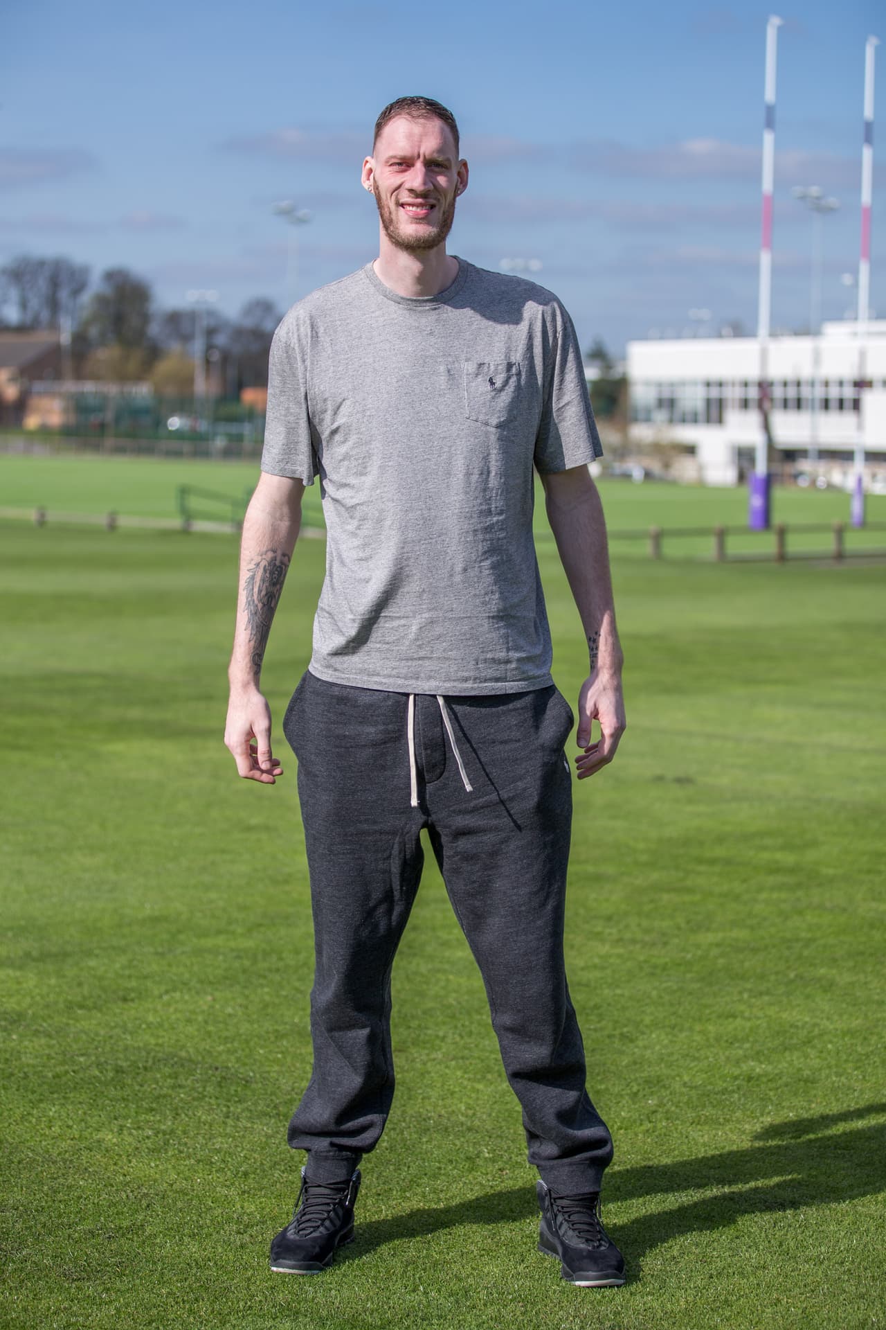 Y es que con sus 7 pies y 7 pulgadas (2 metros con 32 centímetros), es el jugador de basket más alto de todo el planeta.