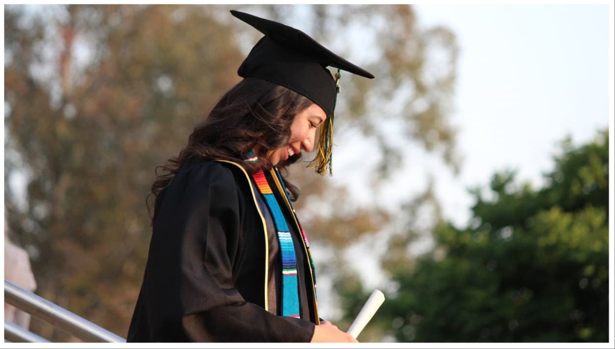 Adolescente hispana obtiene tres diplomas: deseaba que su mamá estuviera orgullosa