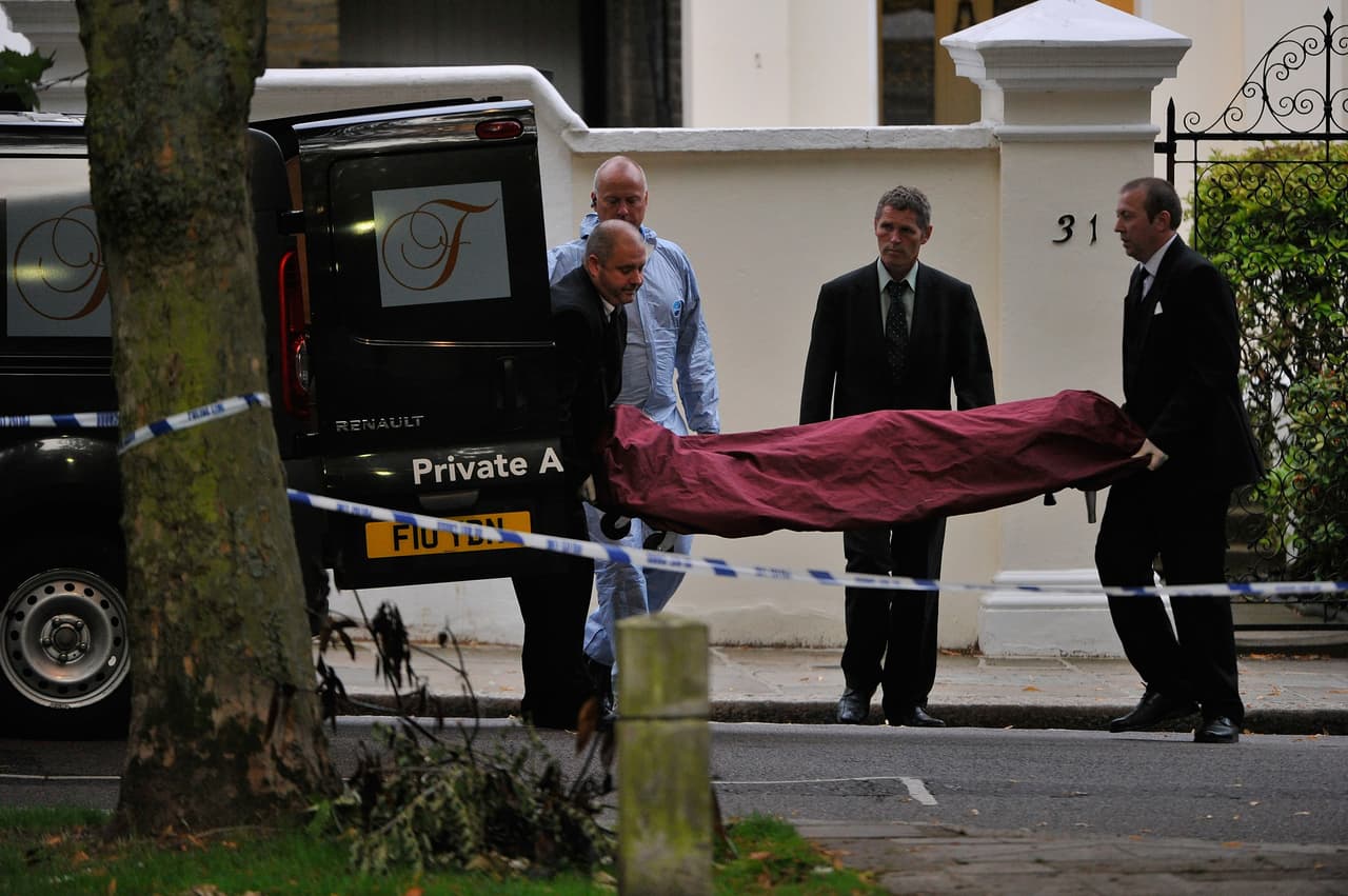 El cuerpo fue retirado de la casa y fue estudiado para determinar las causas de muerte. 
<b>Dos investigaciones confirmaron que murió después de beber demasiado alcohol. </b>
<br>
<br>
<b>La estrella tenía <a href="https://www.bbc.com/news/uk-england-london-20944431" target="_blank">cinco veces el límite legal</a> para conducir bajo los efectos del alcohol cuando murió, </b>con 416 mg de alcohol por cada 100 mililitros de sangre en su sistema; el límite legal para conducir es de 80 mg. Murió por "toxicidad por alcohol", según los expertos.
<br>
<br>