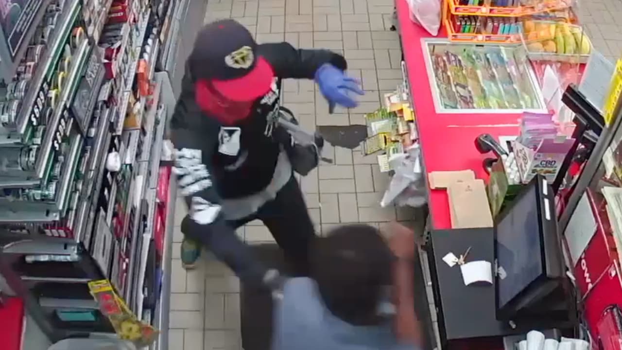 Ataca con pistola paralizante a empleado para robar en tienda en el norte de Houston