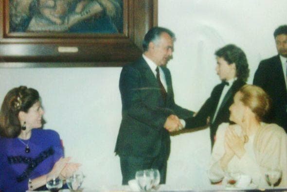 El joven actor interpretó a Carlos en la película y fue aplaudido por la crítica. En 1988 recibió un 'Premio Ariel' de manos del entonces presidente de México, Miguel de la Madrid Hurtado, por su actuación.