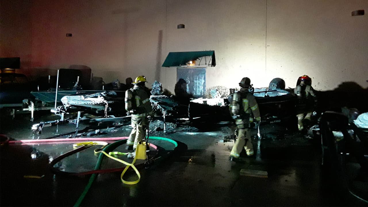 Los botes dañados pertenecían a clientes y estaban en la tienda en reparación.