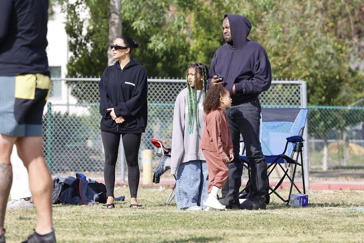 Kanye West apenas y cruzó algunas palabras con Kim Kardashian, según una fuente de People.