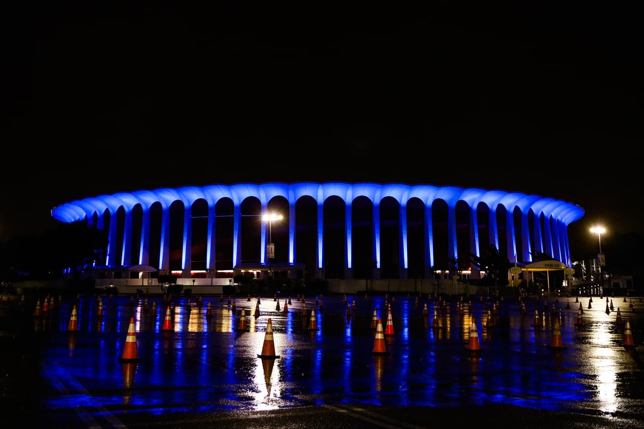 Asimismo el Forum en Inglewood prendió sus luces azules para mostrar su agradecimiento.