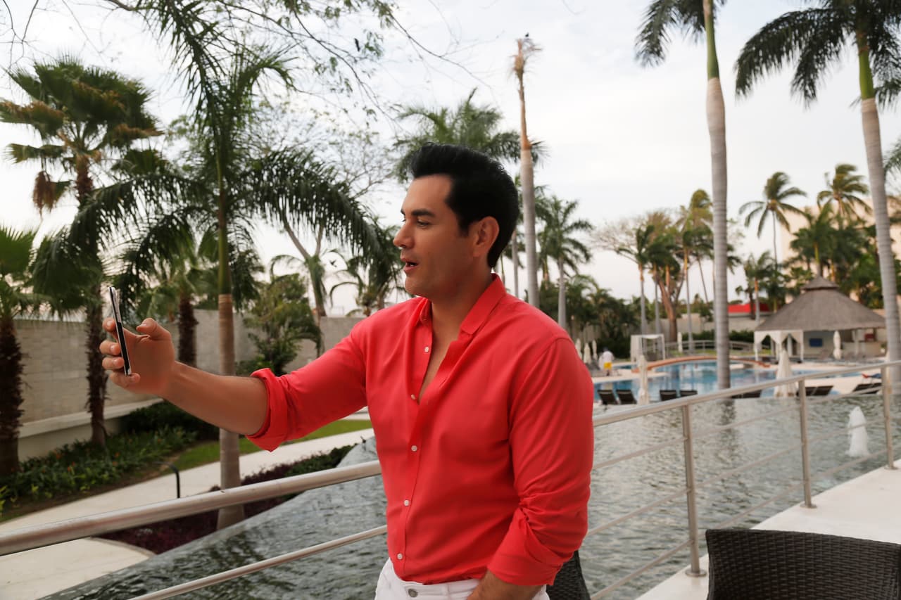 Aunque las grabaciones han sido arduas siempre se da tiempo para cumplir sus compromisos y consentir a sus fans.