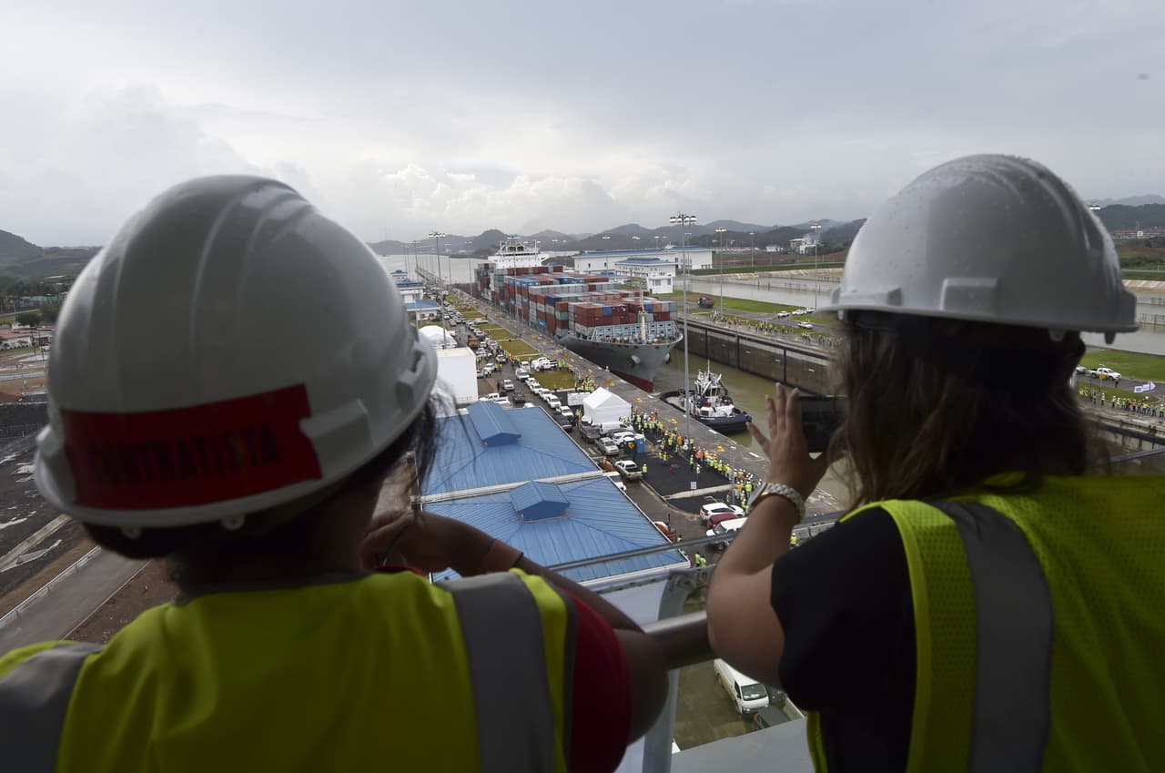 Trabajadores en la nueva etapa del canal, luego de finalizada la expansión, el 23 de junio de 2016. A tres días de la inauguración oficial.