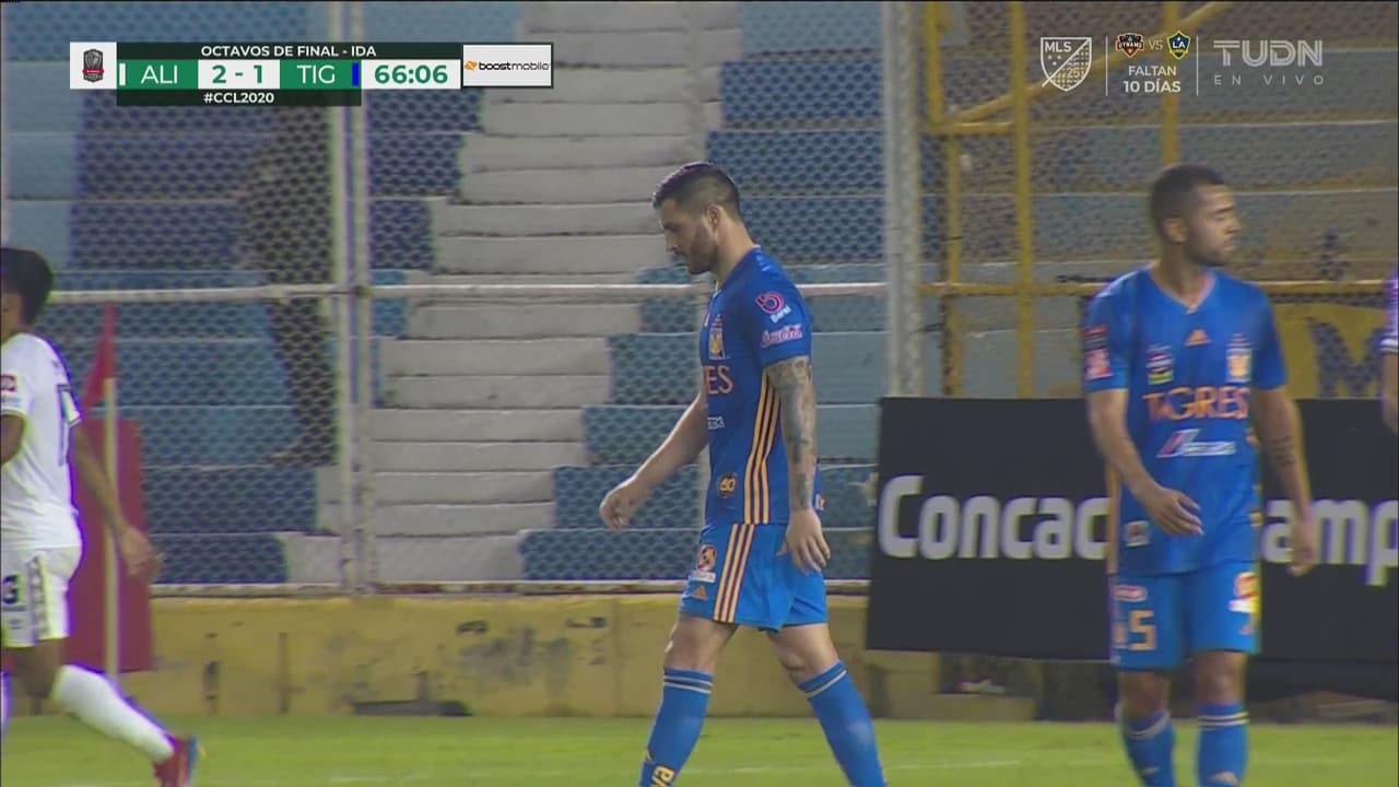 ¡La que se pierde Gignac! Al francés le queda un rebote en el área que termina fallando