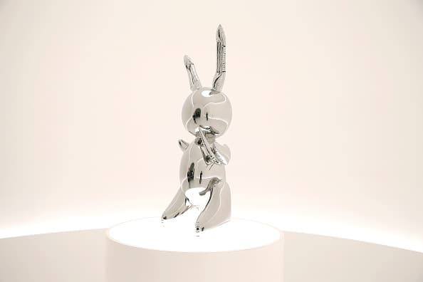 <b>La pieza de nombre ‘Rabbit’, está hecha de acero con la forma de un conejo inflable y fue considerada la escultura estrella de la venta de primavera de Christie's. </b>Su precio de venta fue de 80 millones de dólares, pero rompió el récord al agregar comisiones y gastos, con un precio final de 91,075 millones de dólares.
<br>