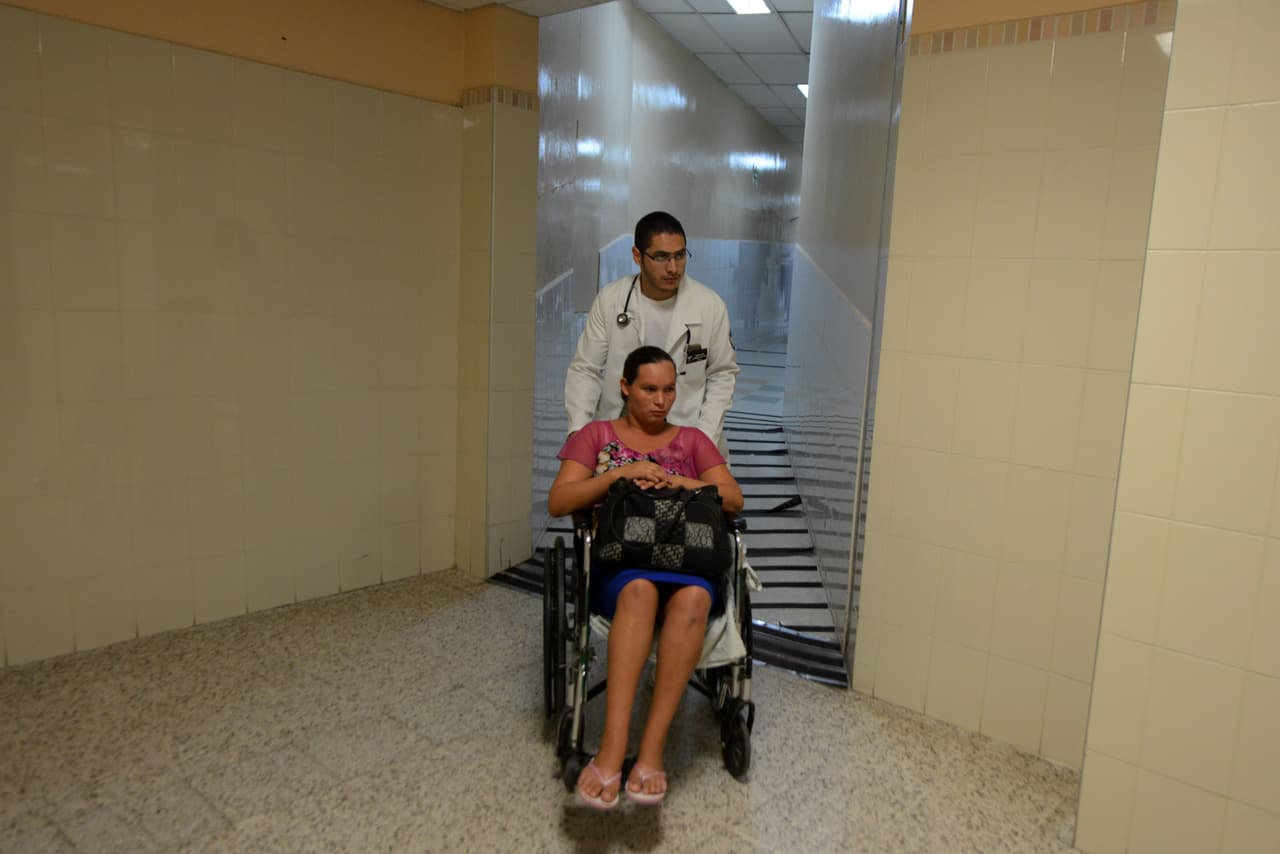 Usha Ranji, un experto en política de salud de la organización no partidista Kaiser Family Foundation, explicó que
<b> antes de la aprobación de la ley tanto</b> 
<b>el embarazo, como el haber tenido una cesárea, o el haber sufrido de violencia doméstica o problemas de depresión podían considerarse una condición preexistente</b>, lo que significaba restricciones en la cobertura o primas más altas de seguro.