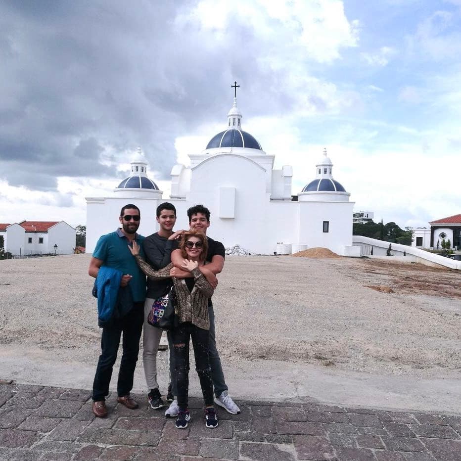 En esta ocasión sí la acompañaron sus dos hijos y su esposo, teniendo de fondo una catedral de Paseo Cayála, Guatemala.